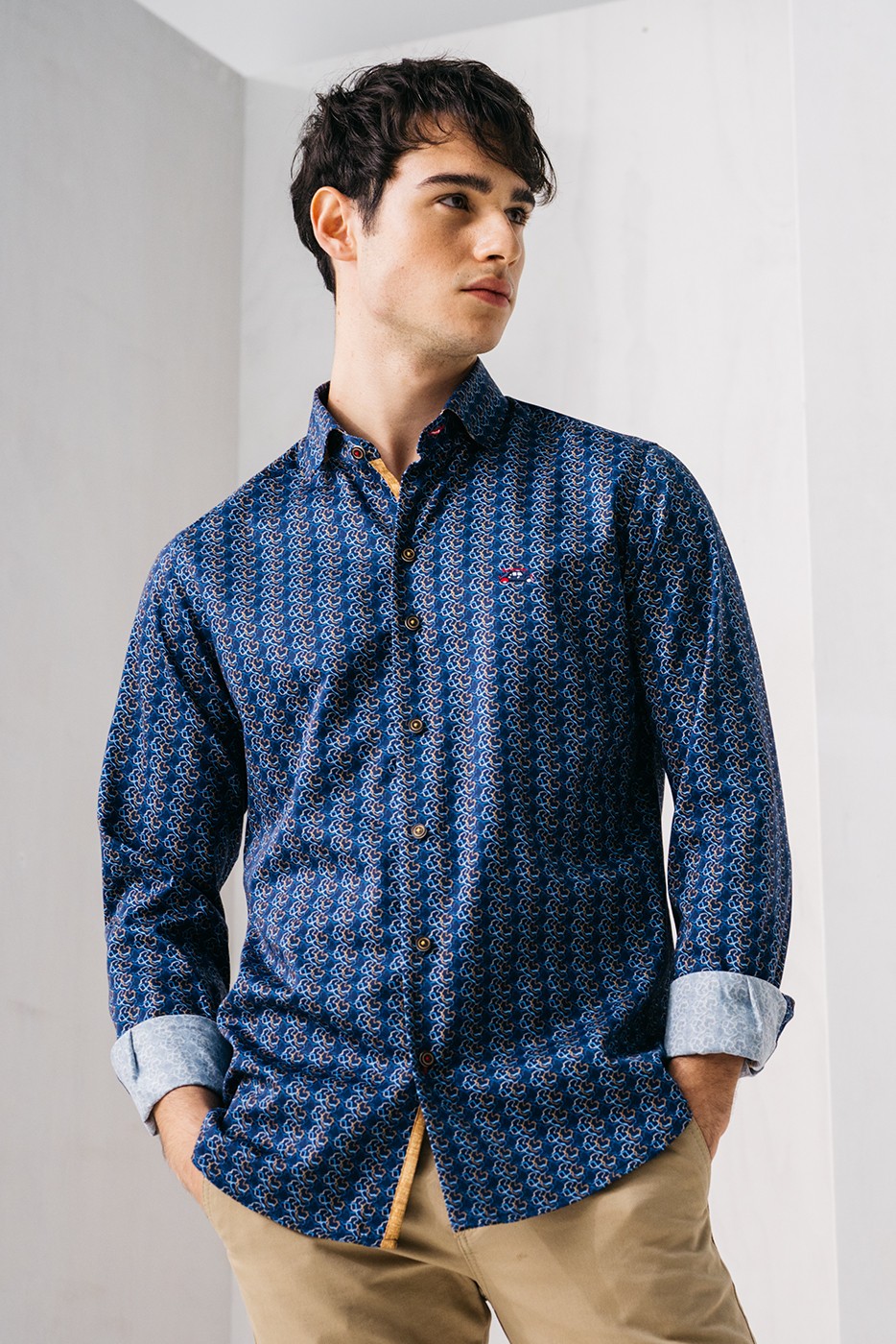 Camisa hombre con estampado abstracto fondo azul marino