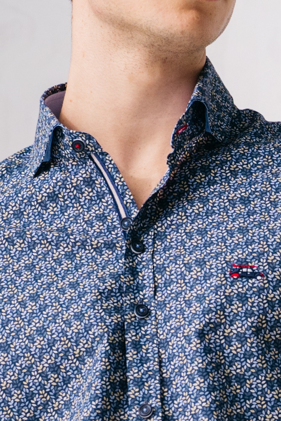 Camisa hombre estampado liberty sobre fondo marino