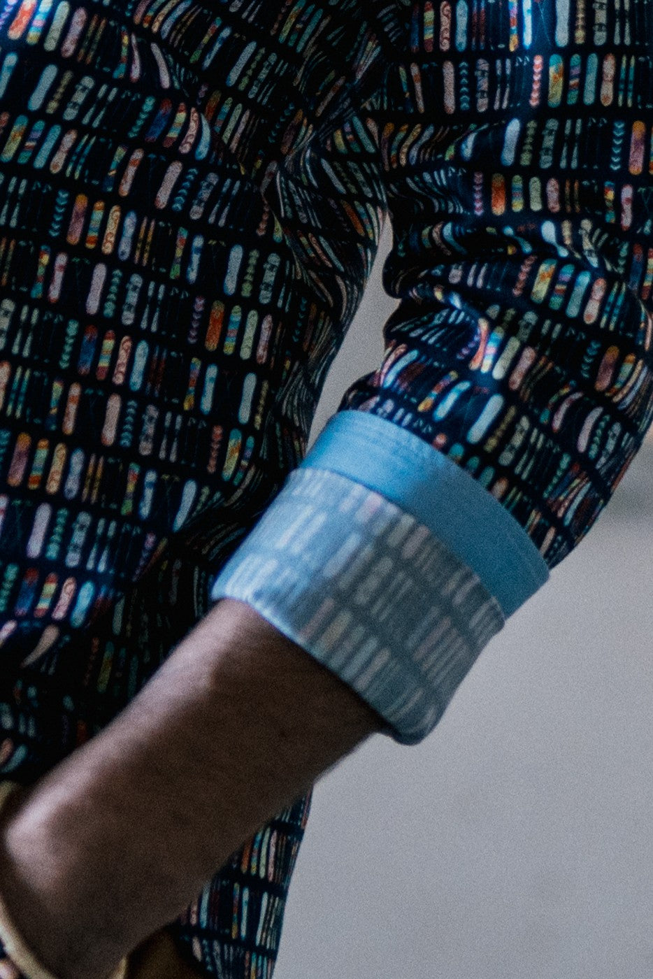 Camisa estampada hombre tablas snowboard sobre fondo marino