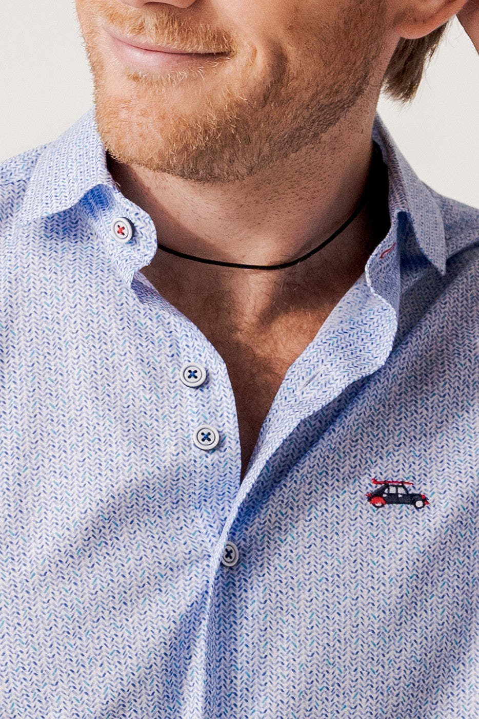 Camisa regular fit estampado geométrico flechas azul