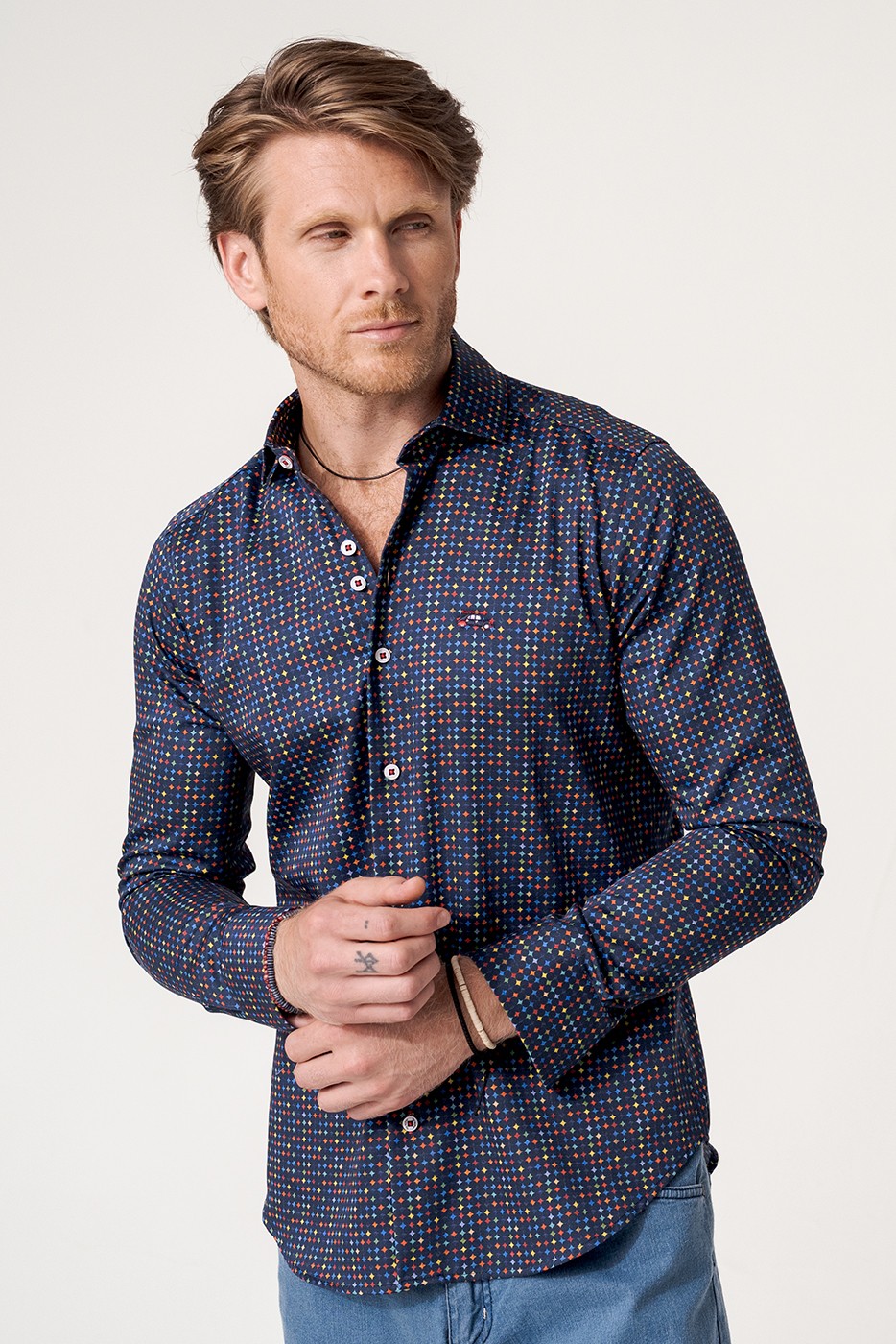 Camisa hombre regular fit estampado estrellas multicolor azul marino