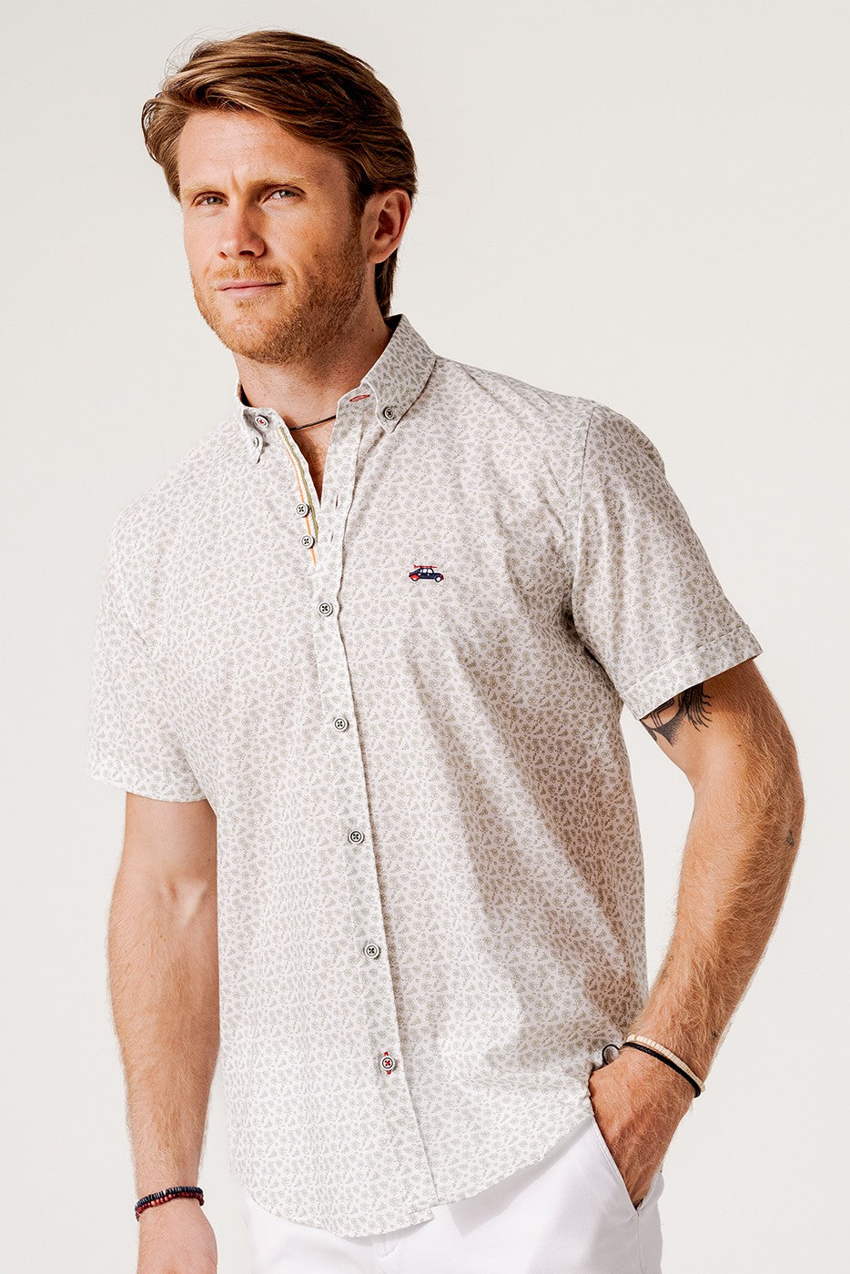 Camisa manga corta regular fit estampado mini flores beige