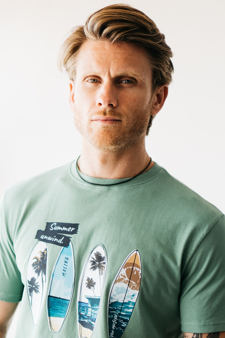 Camiseta manga corta tablas de surf verde The Surfcar Beach Club