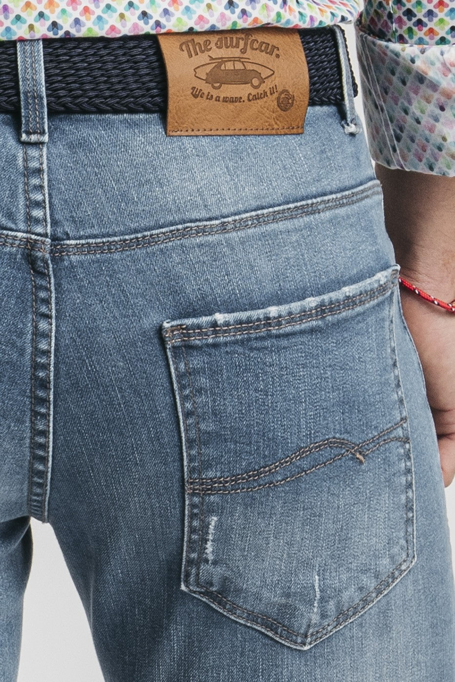 Pantalón vaquero con bigotes