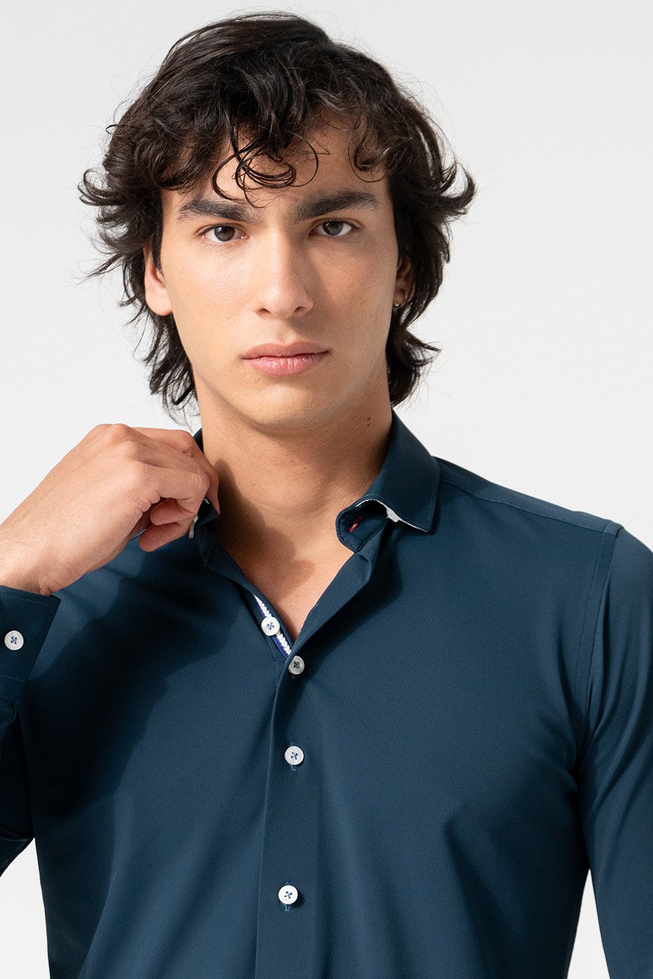 Camisa hombre marino tejido técnico
