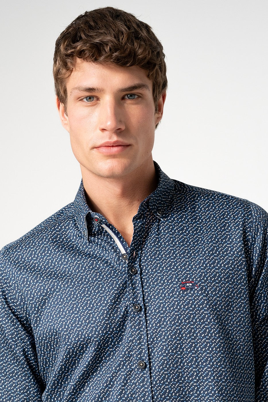Camisa slim fit estampada triángulos fondo marino