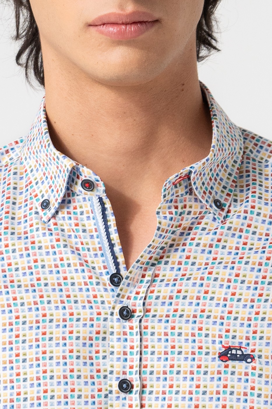 Camisa estampada cuadraditos colores fondo blanco