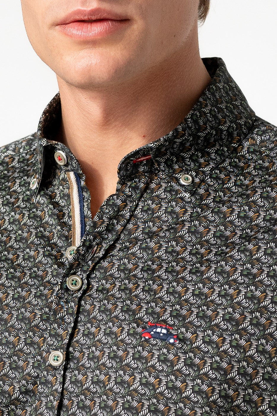 Camisa estampado oscuro con tonos verdes hombre