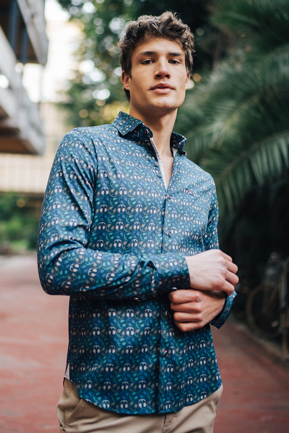 Camisa slim fit estampado auriculares fondo azul