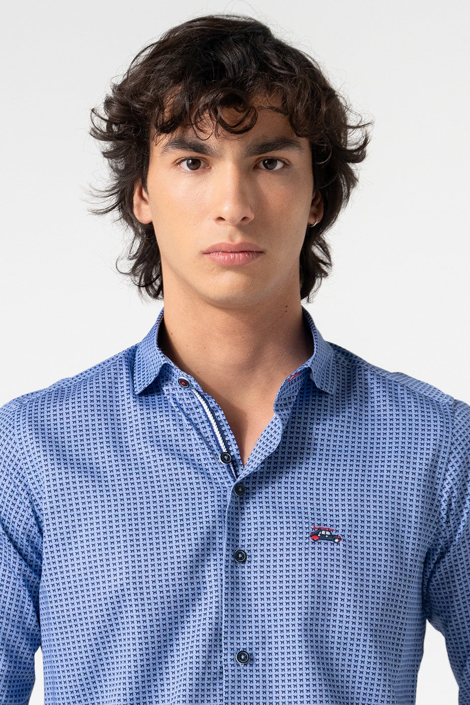 Camisa slim fit estampado animales diminutos