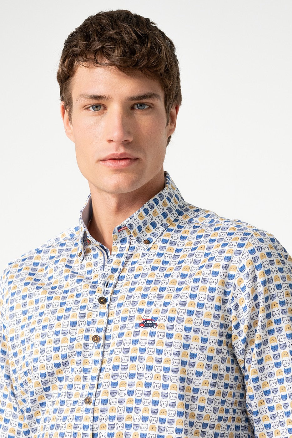Camisa hombre estampada gatos fondo blanco