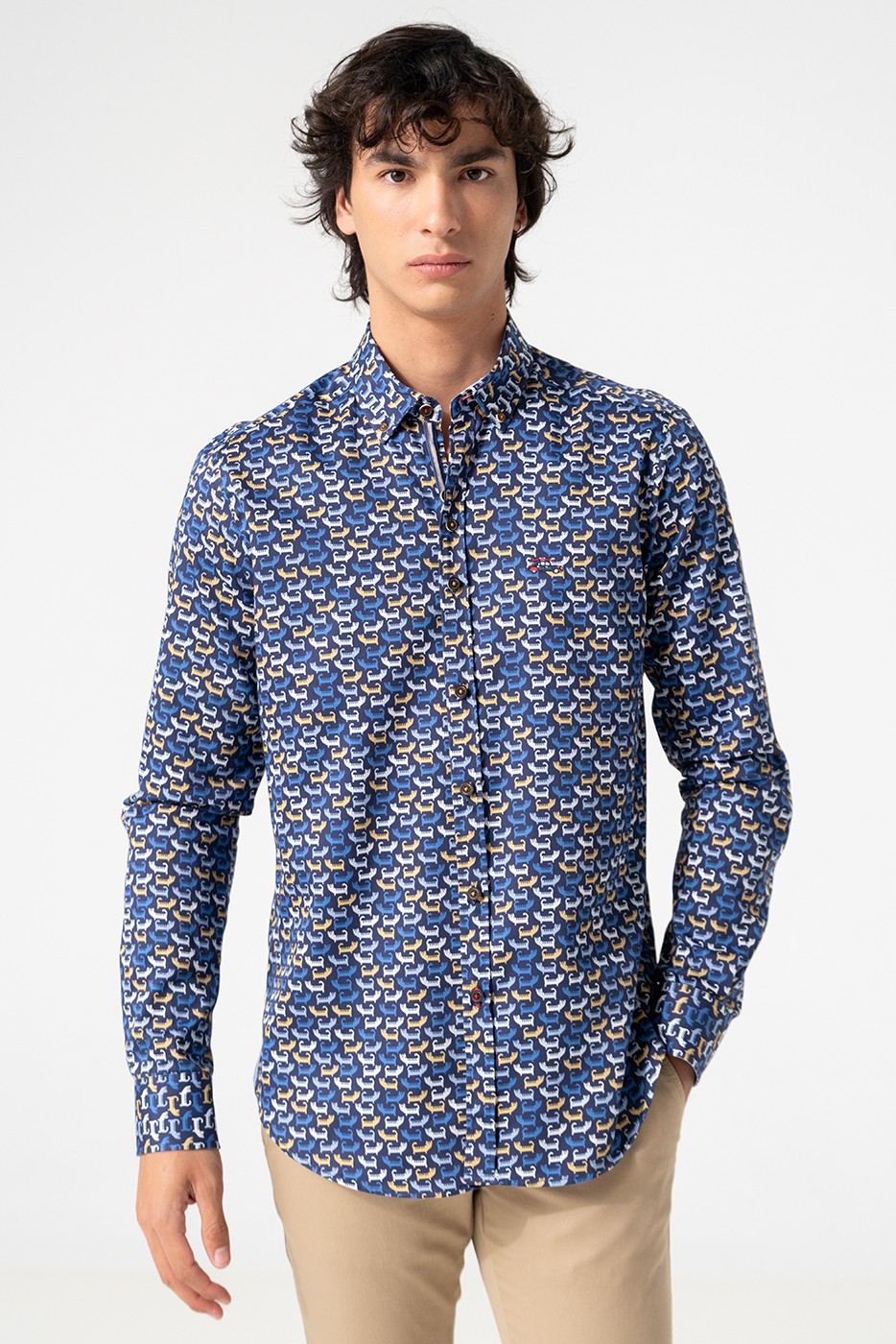 Camisa hombre estampada gatos fondo azul