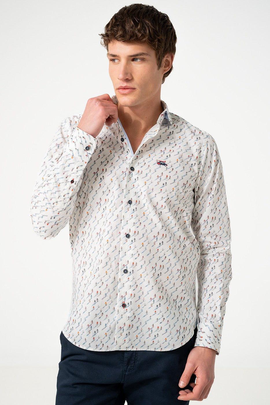 Camisa slim fit estampado esquiadores fondo blanco
