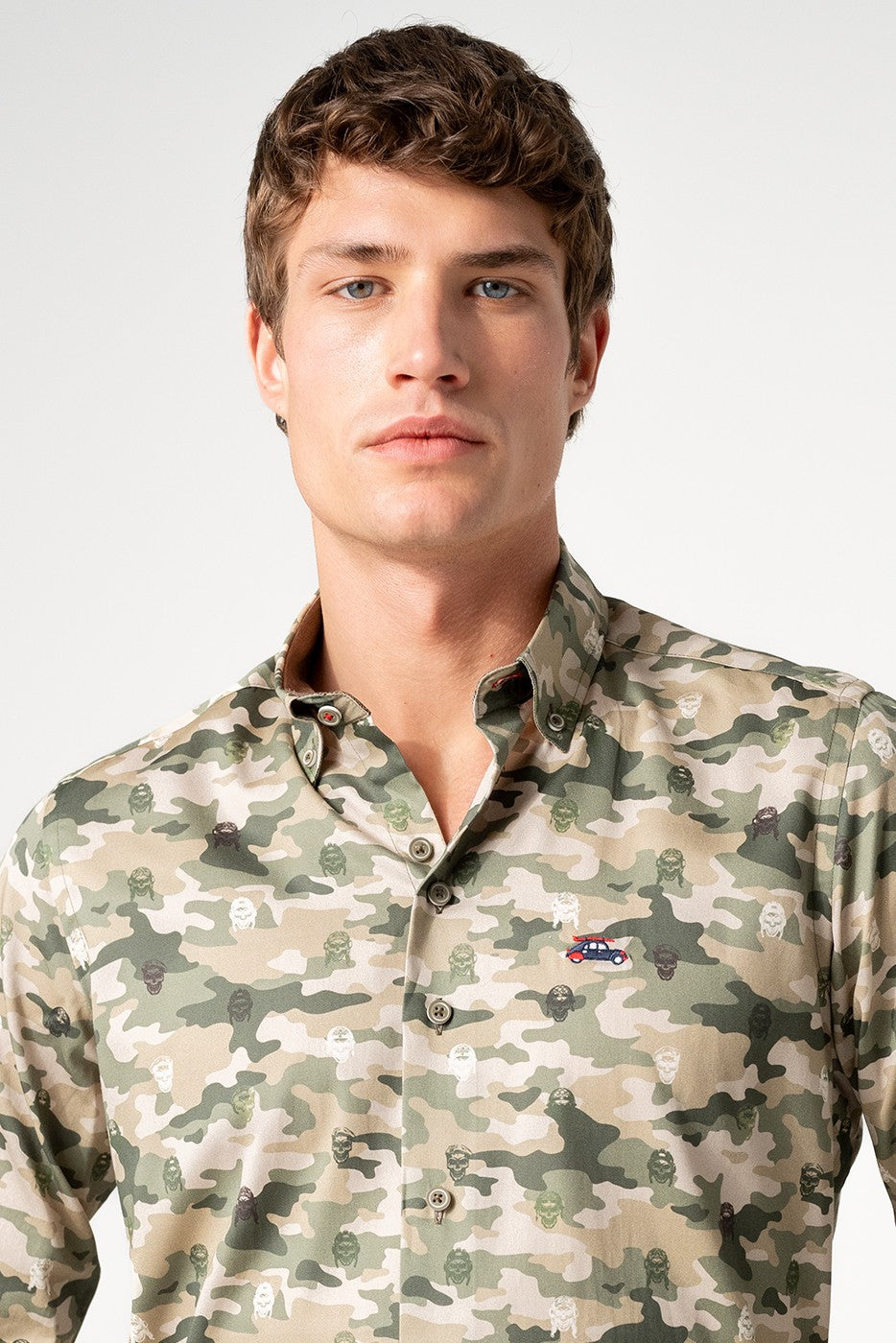 Camisa slim fit tonos tierra estampado militar