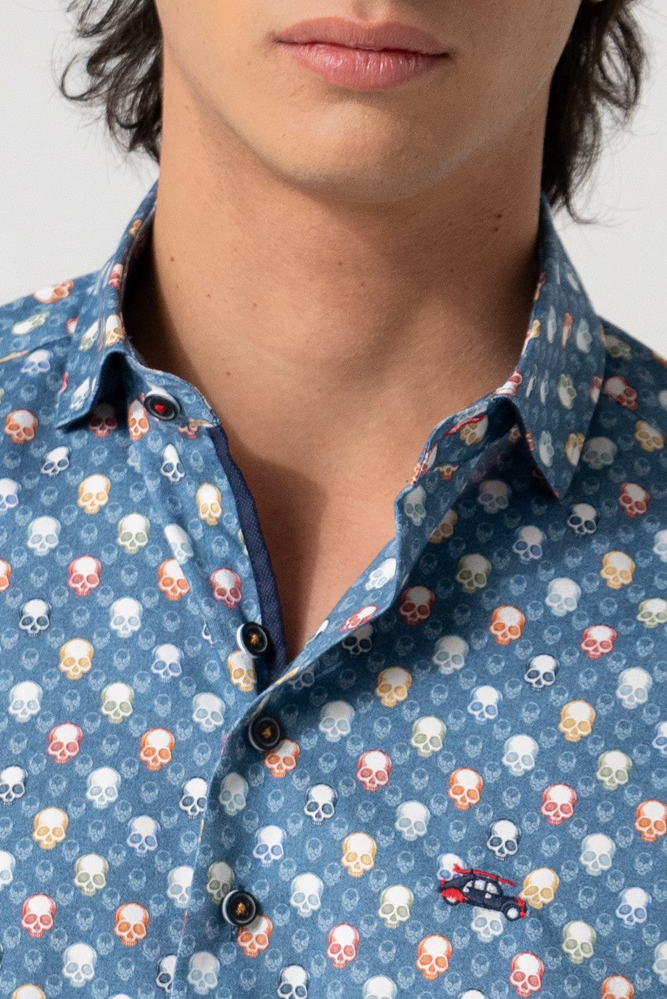 Camisa hombre estampado calaveras multicolor fondo azul