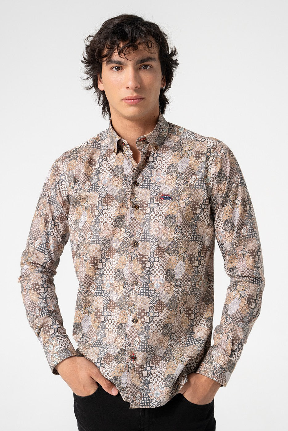 Camisa regular fit estampado patchwork tonos marrones