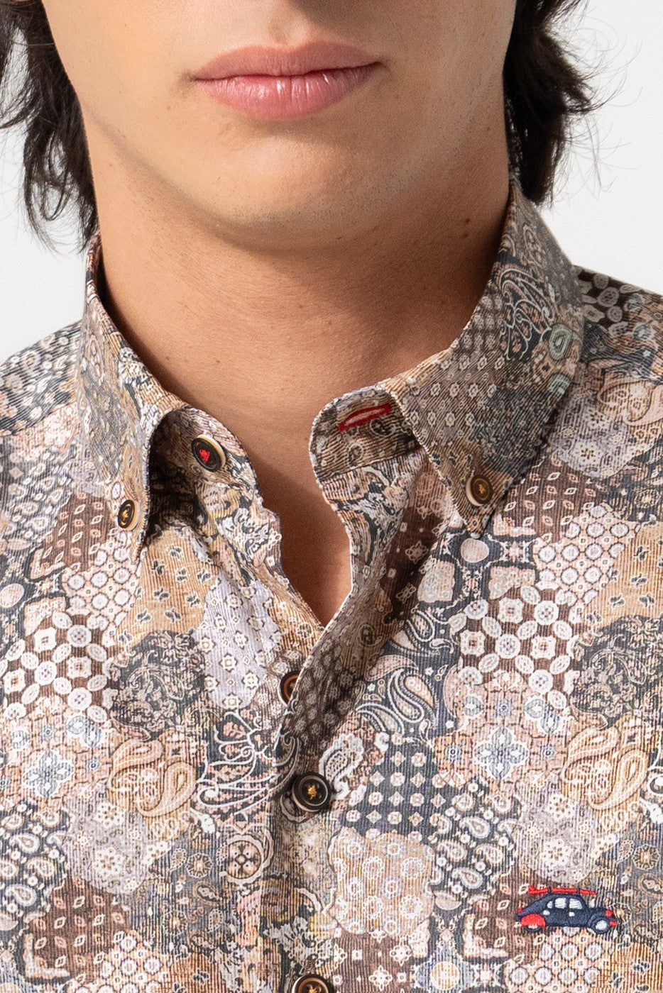 Camisa regular fit estampado patchwork tonos marrones