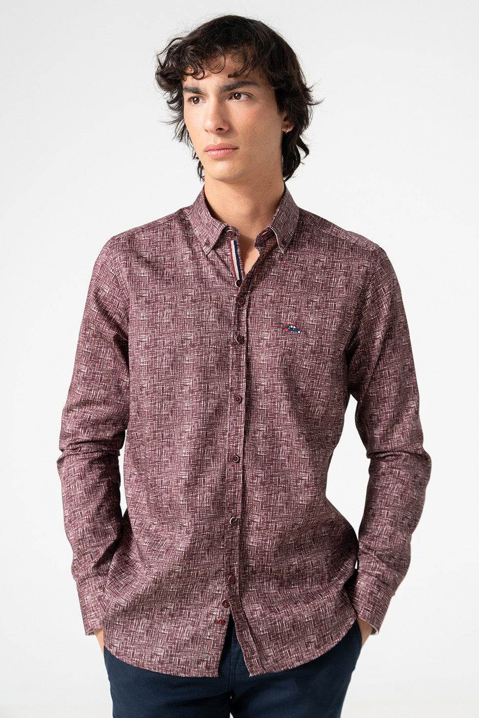 Camisa hombre estampado granate