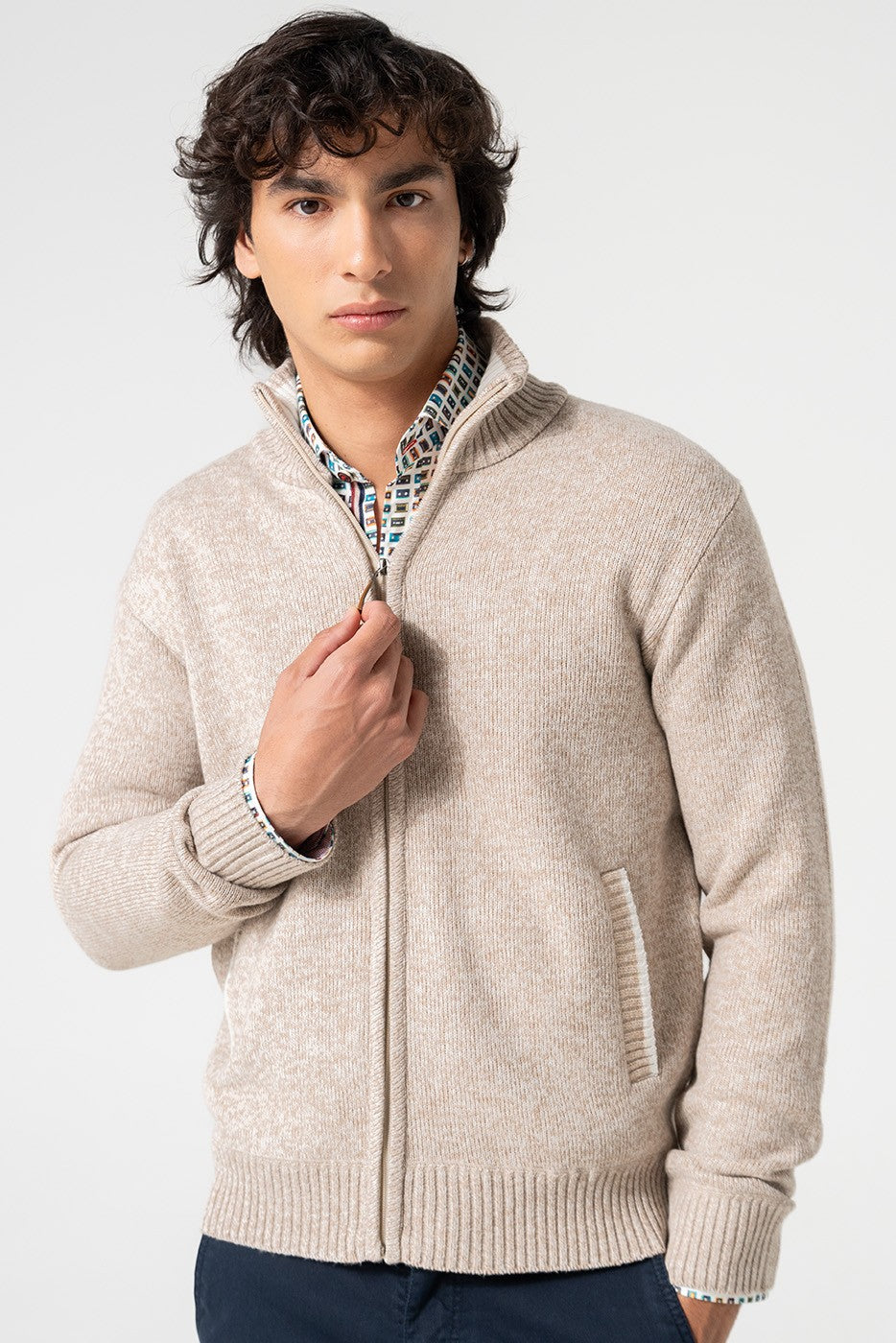 Chaqueta de punto con cremallera y bolsillos beige