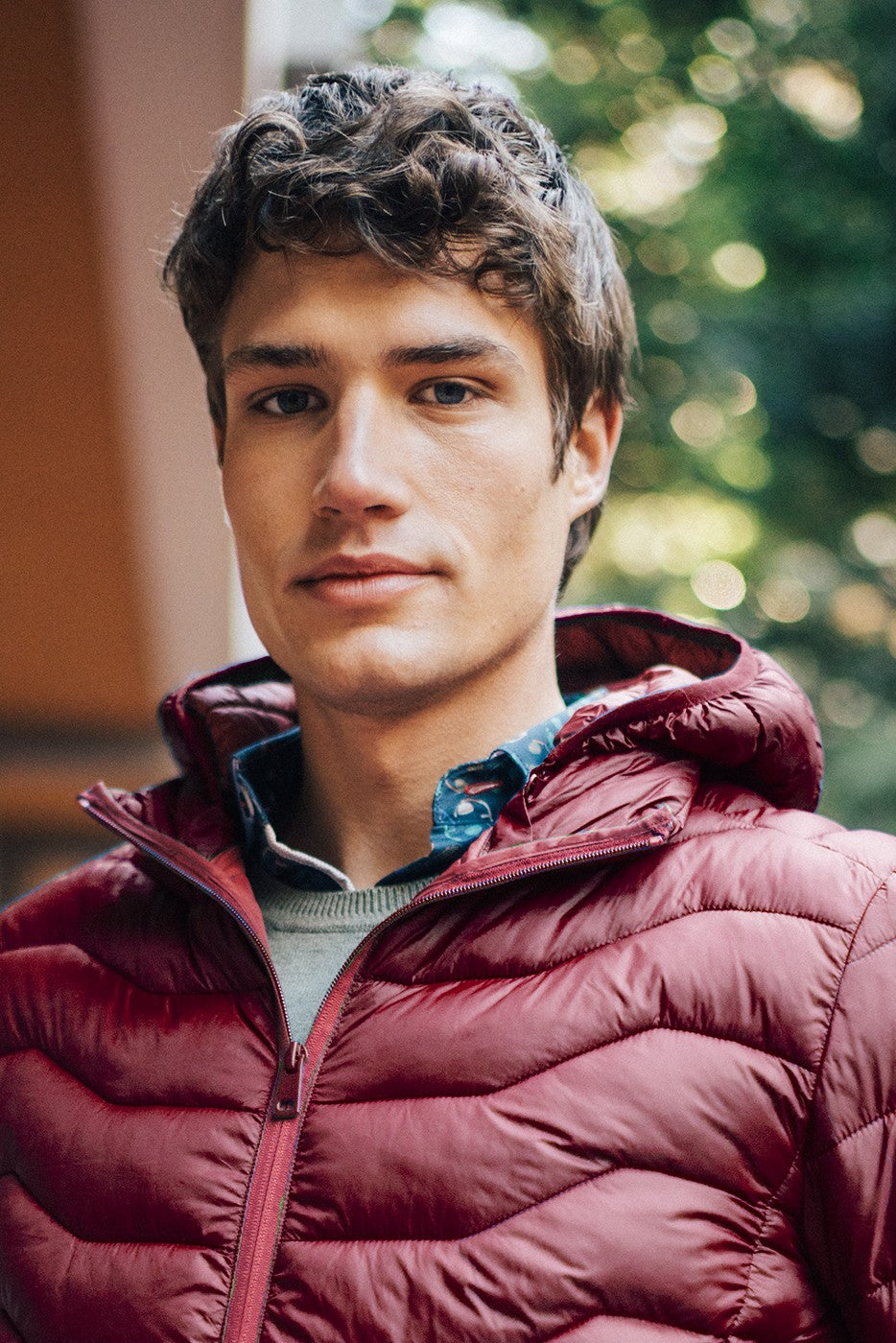 Chaqueta acolchada hombre granate con capucha