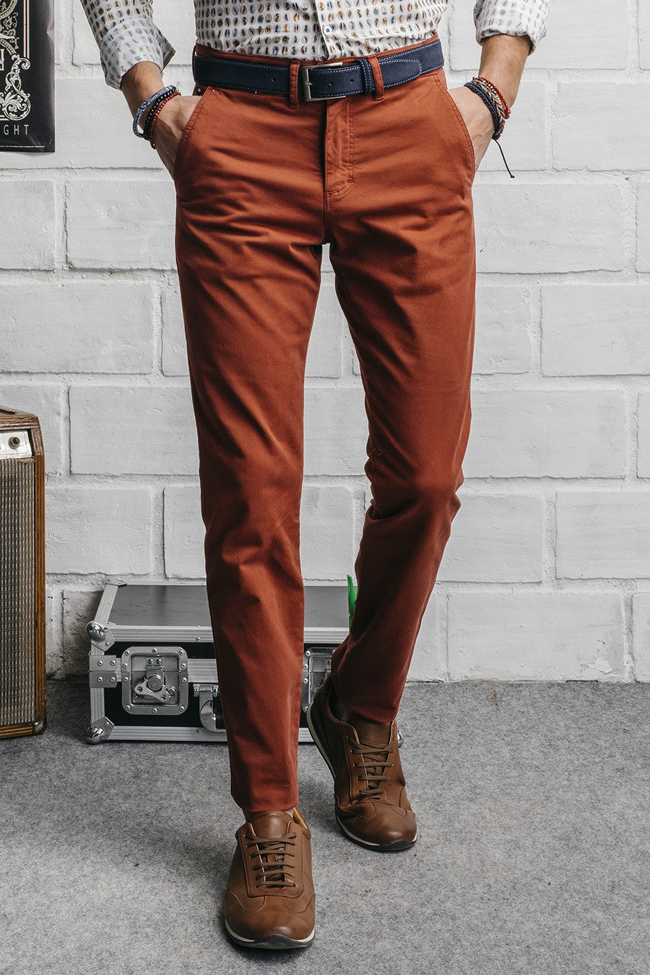 Pantalón chino slim fit color caldera