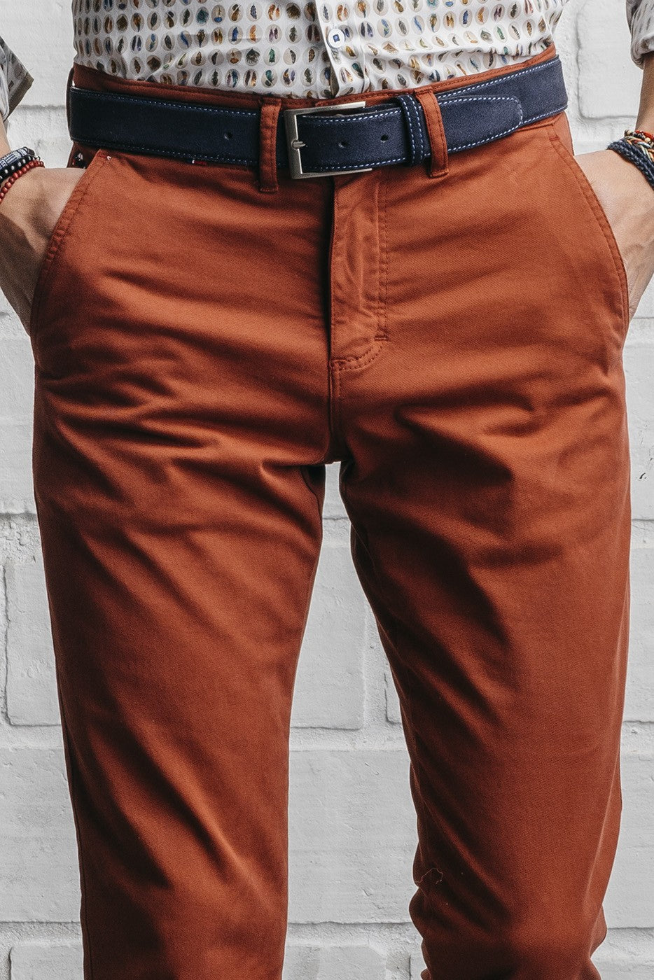 Pantalón chino slim fit color caldera