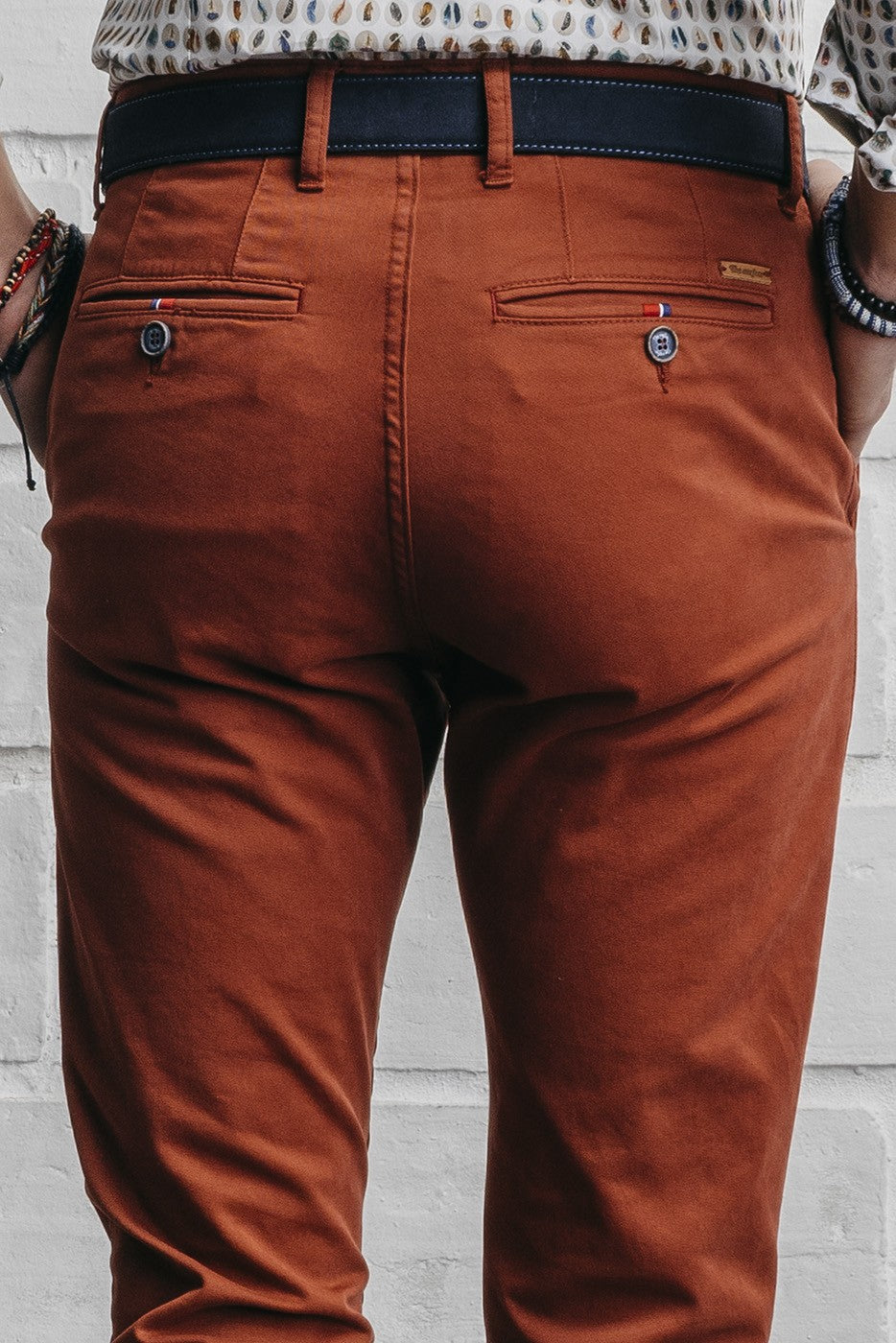 Pantalón chino slim fit color caldera