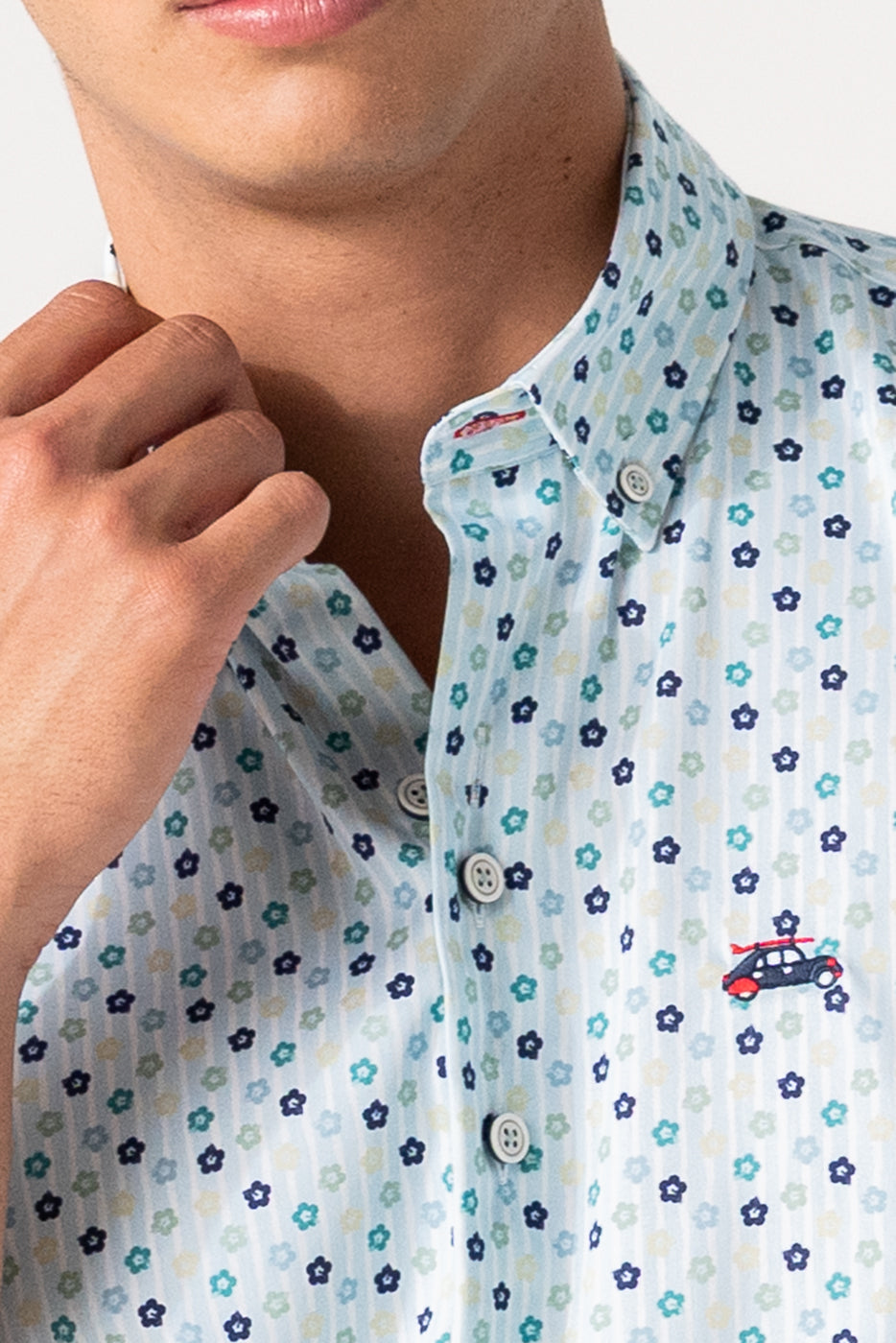 Camisa manga corta estampado flores con fondo raya celeste