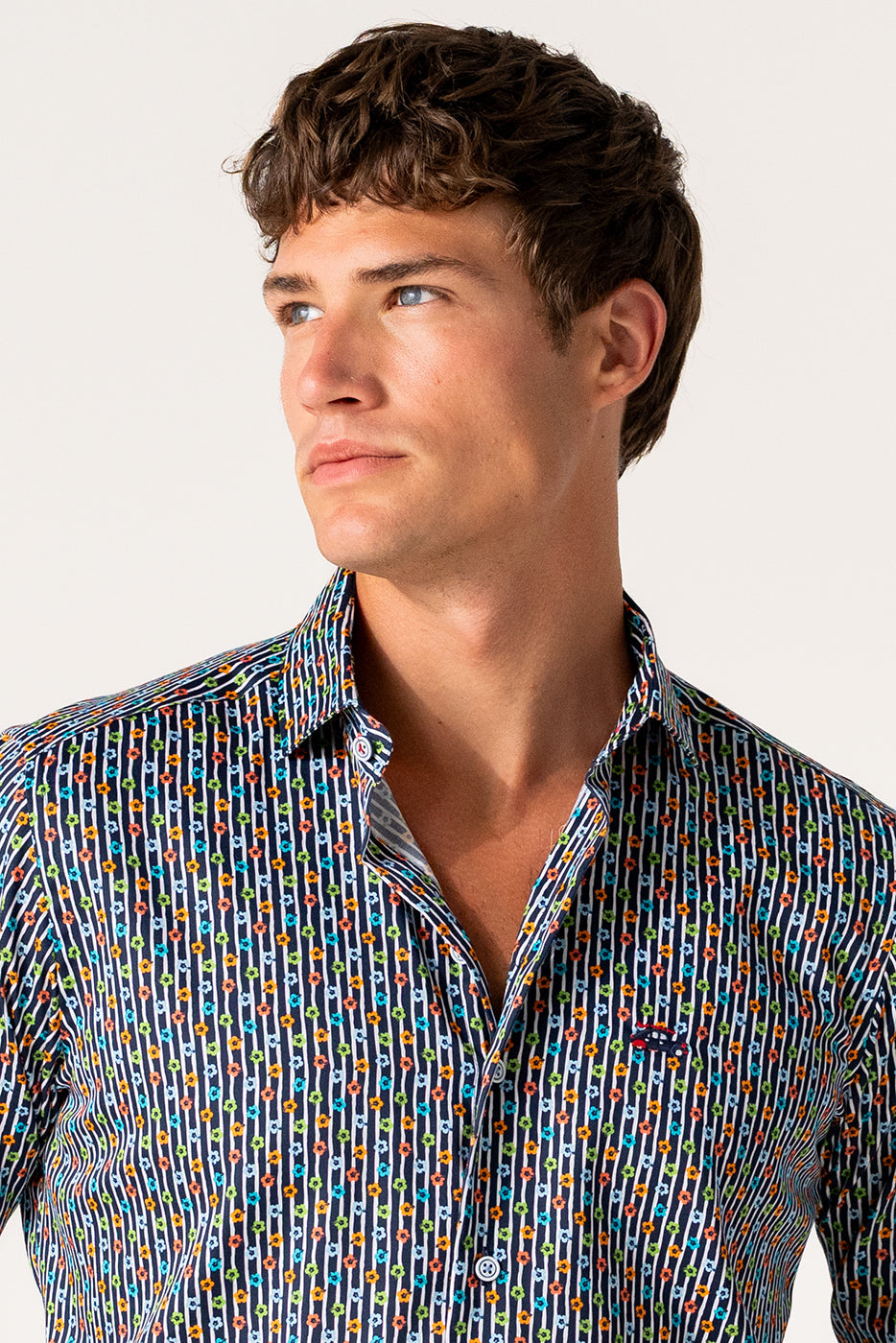 Camisa hombre estampado hibiscos fondo rayas marino