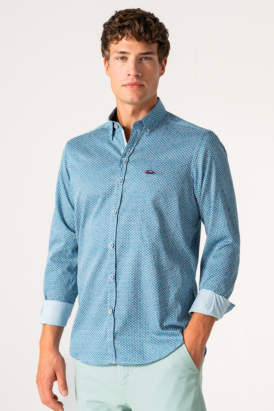 Camisa slim fit estampado tiburones pequeños