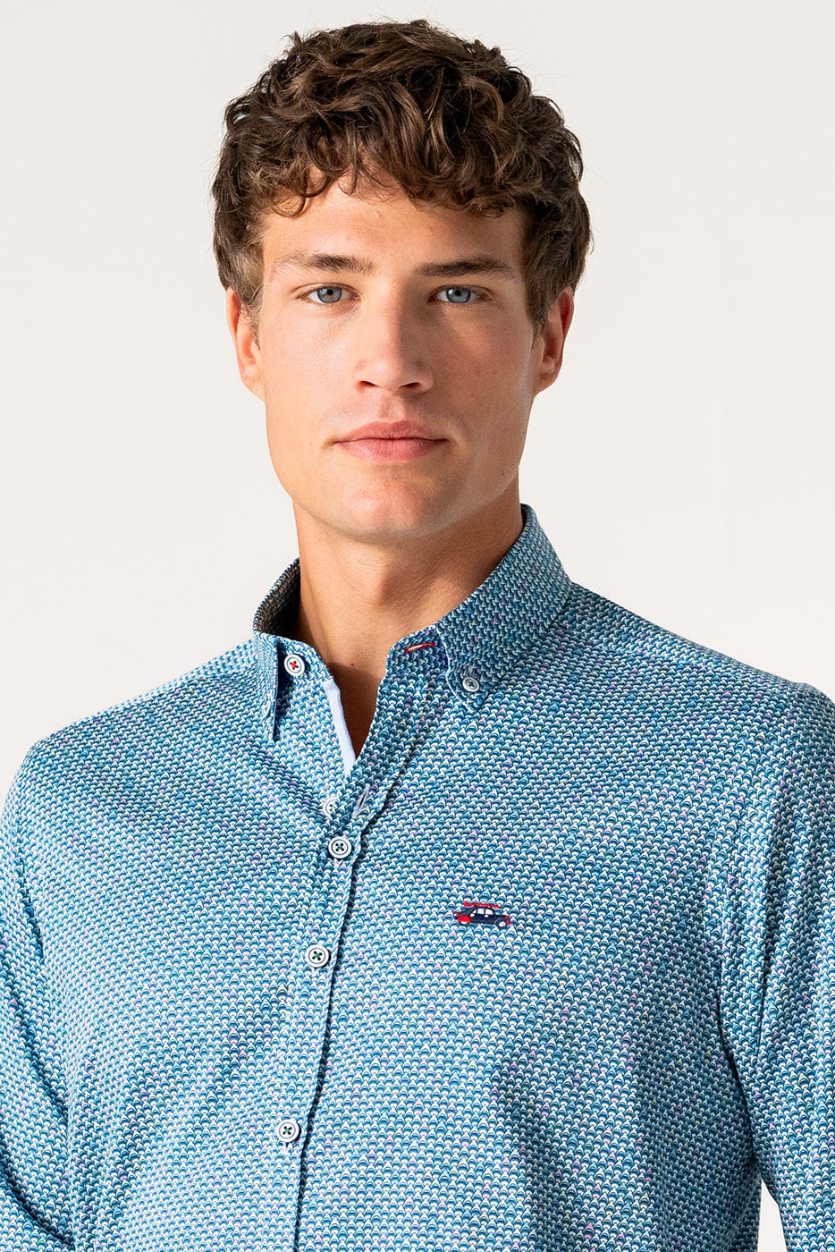 Camisa slim fit estampado tiburones pequeños