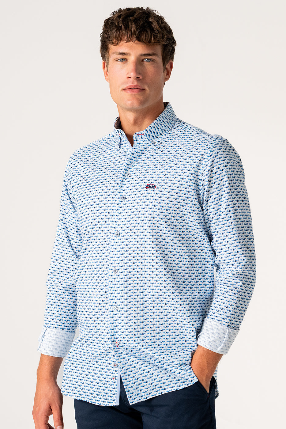 Camisa hombre estampado tiburones azules