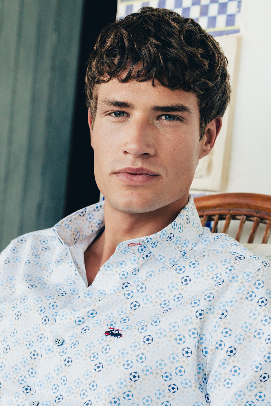 Camisa hombre estampado pelotas azules