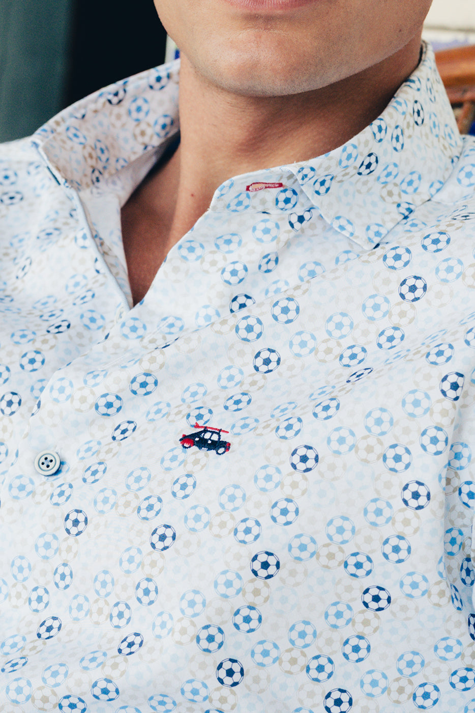 Camisa hombre estampado pelotas azules