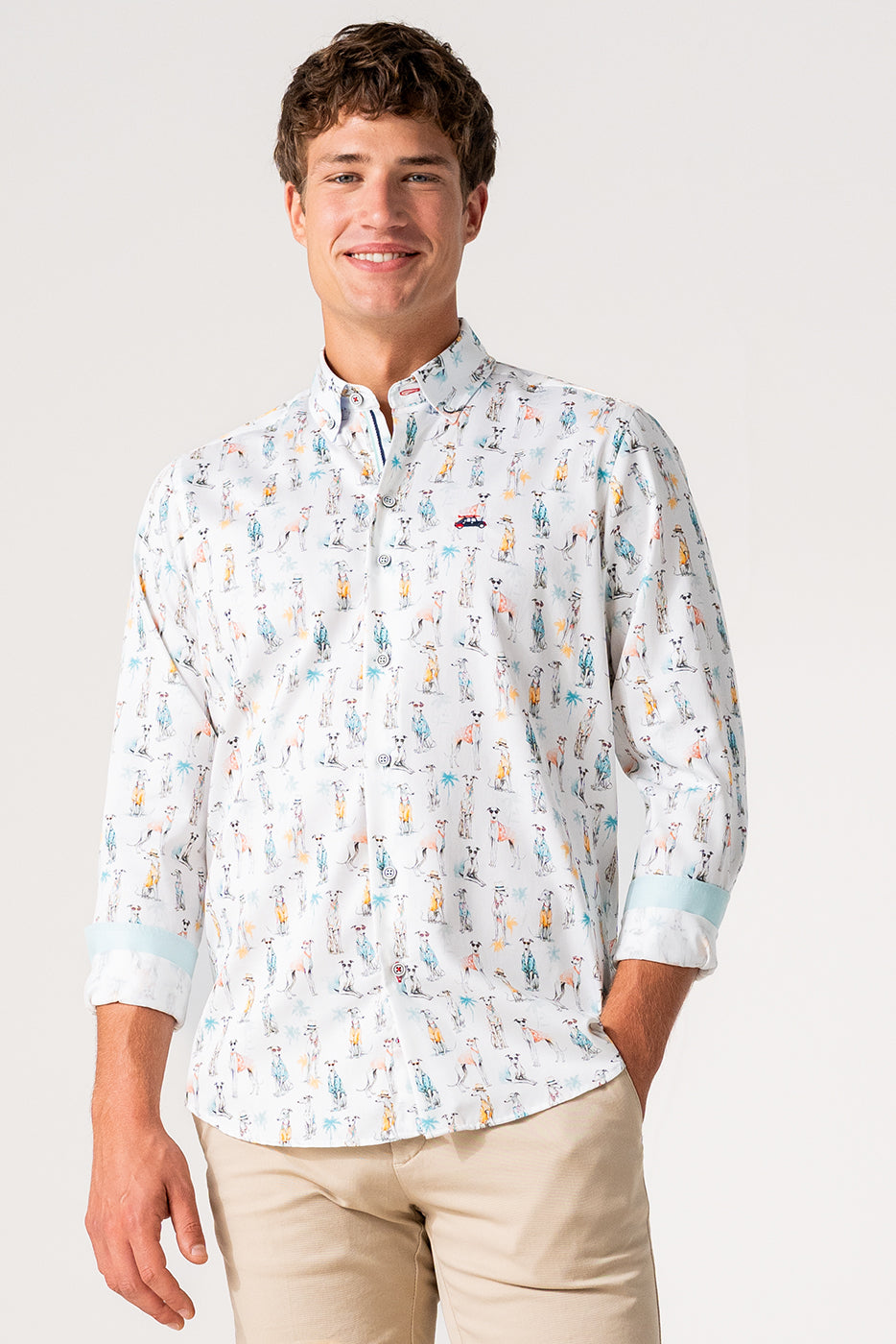 Camisa hombre estampado perros fondo blanco