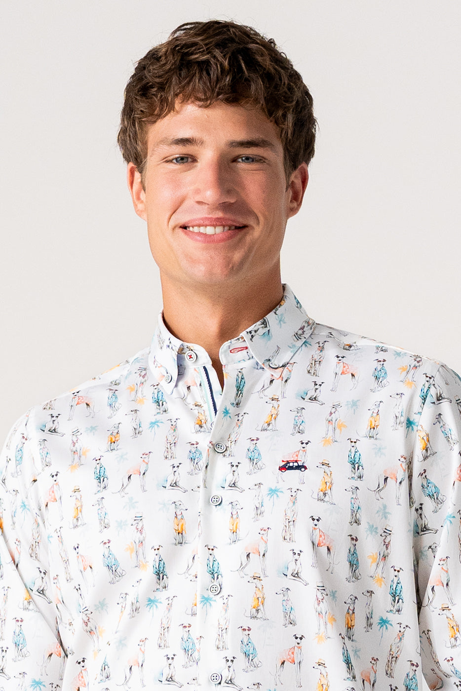 Camisa hombre estampado perros fondo blanco