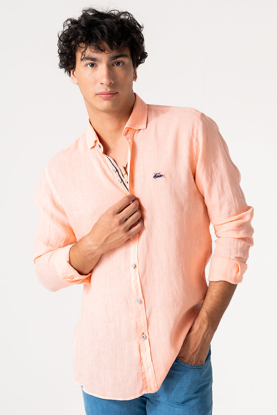 Camisa hombre lisa en color coral de lino