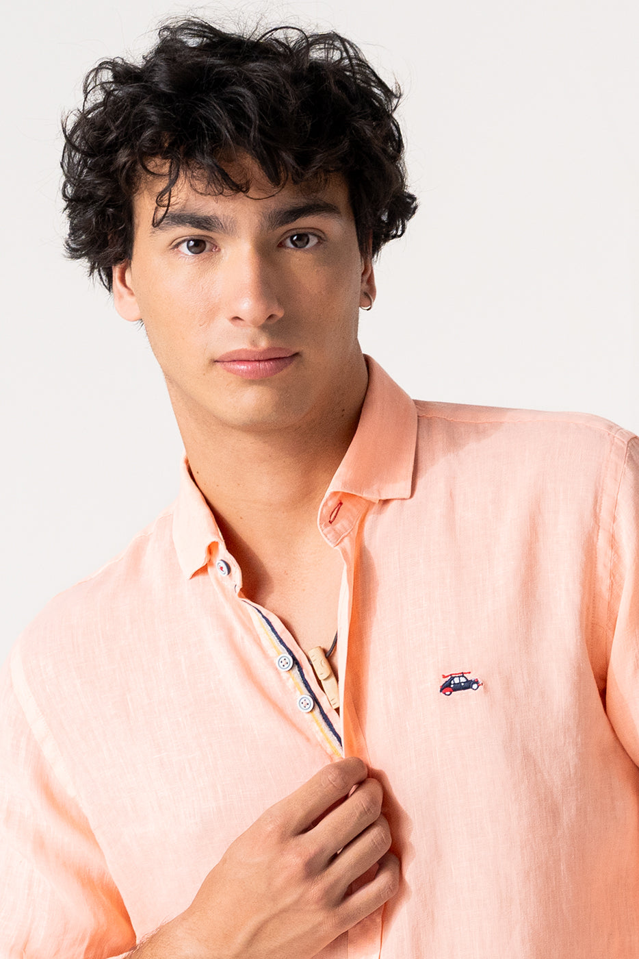 Camisa hombre lisa en color coral de lino