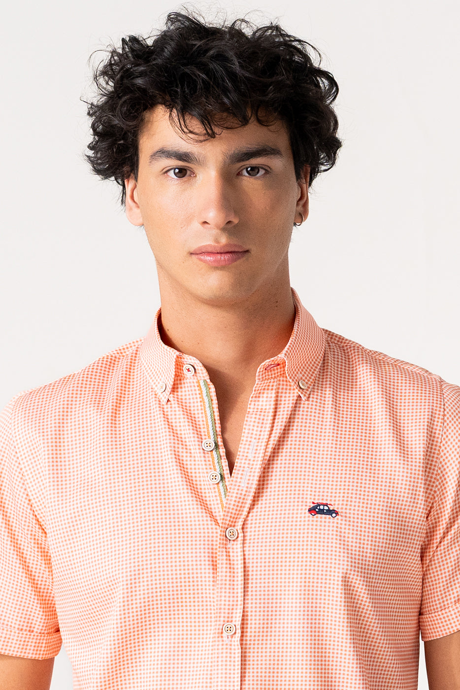 Camisa estampado cuadros en tono coral manga corta