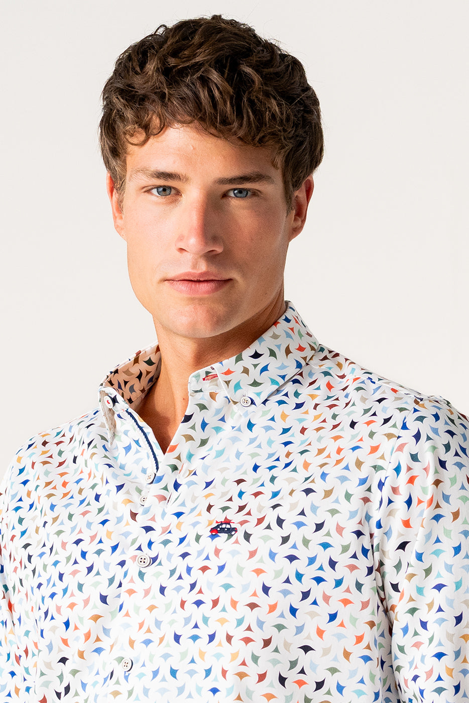 Camisa estampado multicolor en fondo blanco
