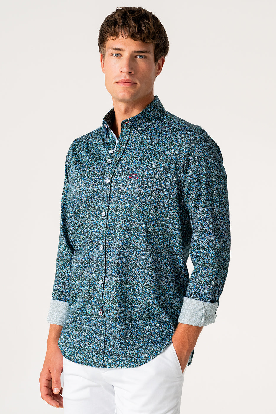 Camisa hombre estampado cachemir en fondo oscuro