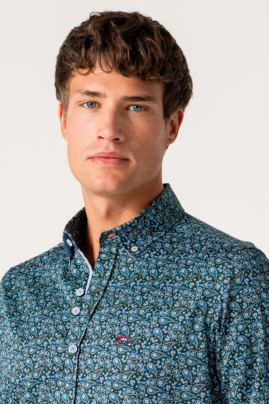 Camisa hombre estampado cachemir en fondo oscuro