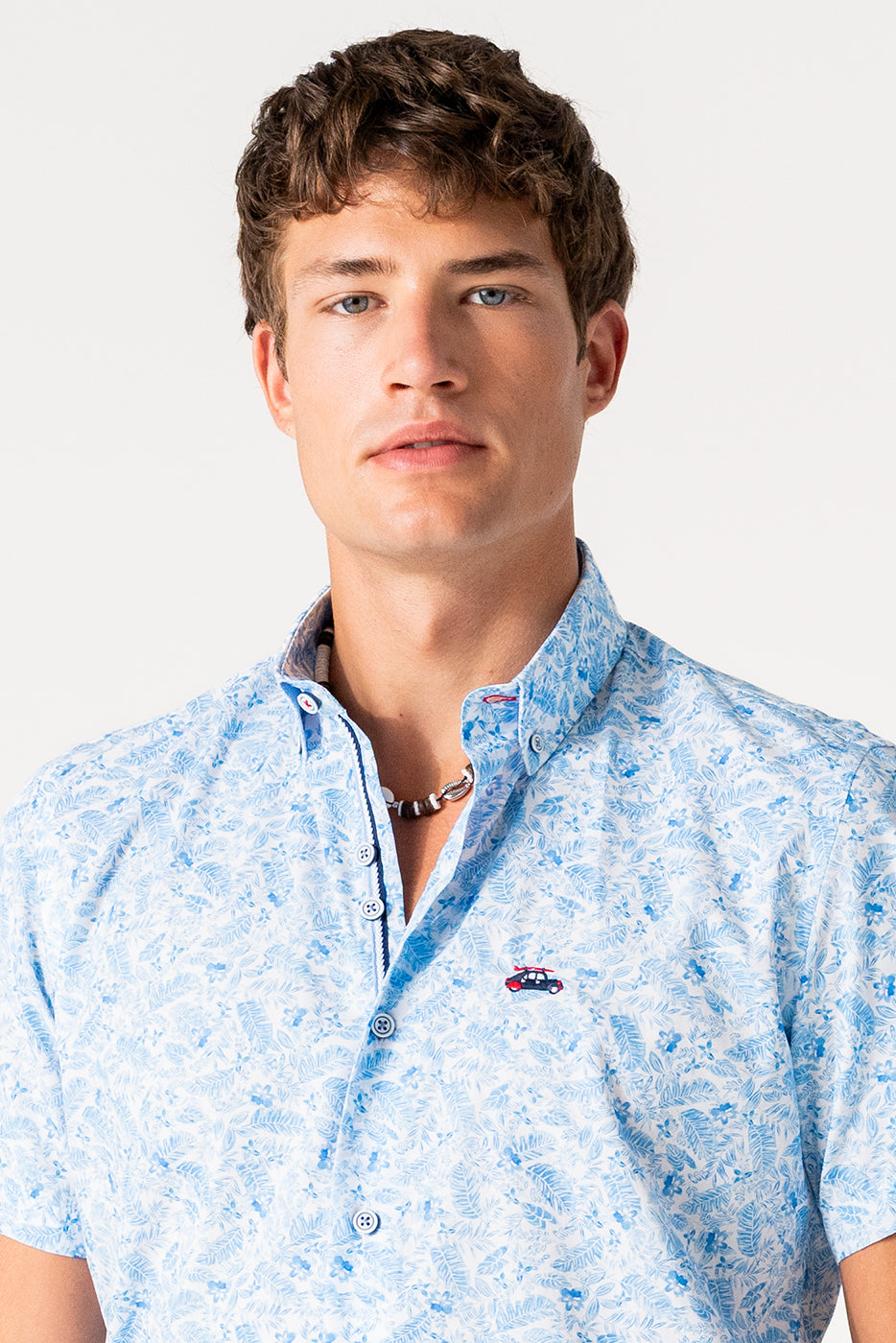 Camisa hombre manga corta estampado hojas azules