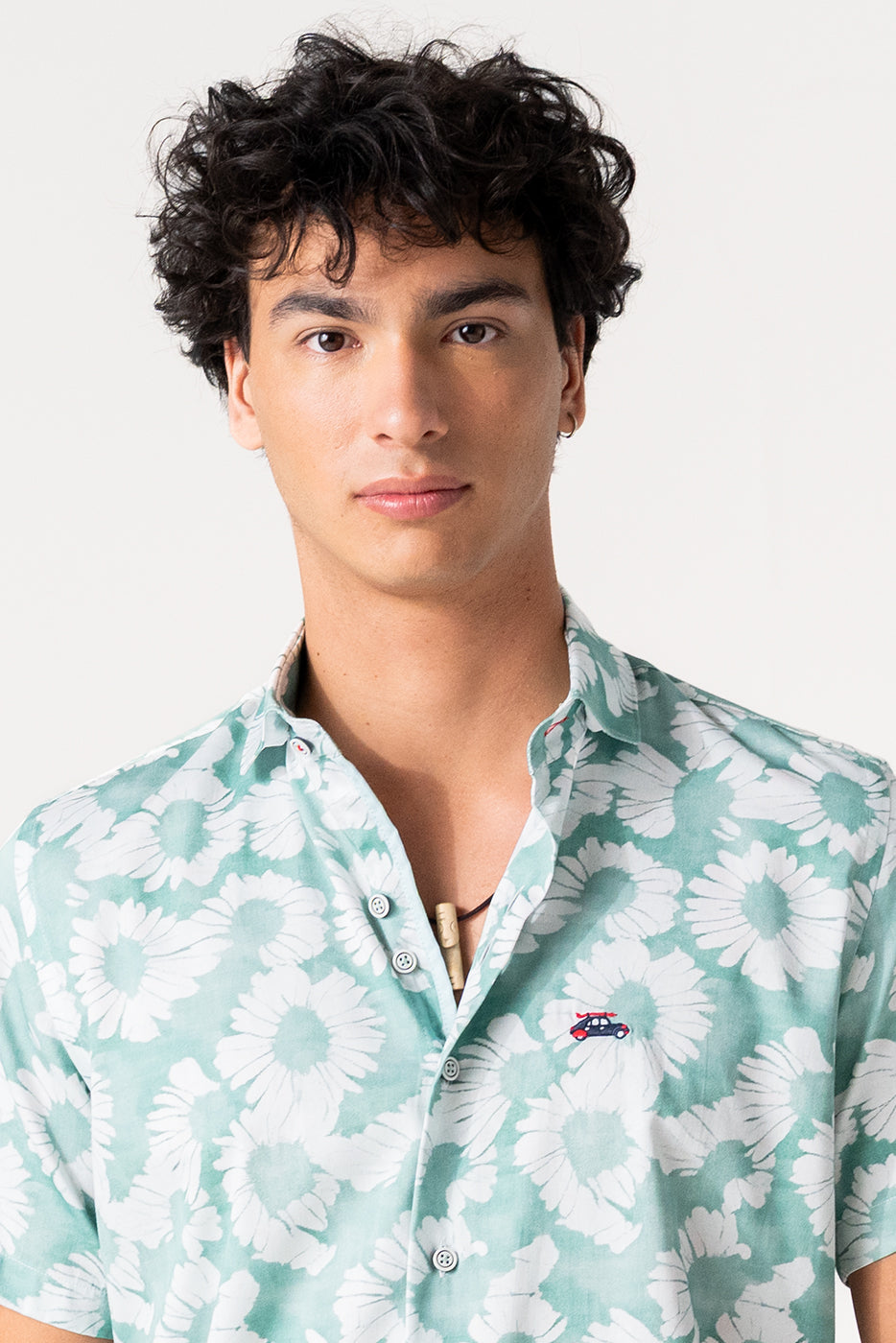 Camisa manga corta estampado flores fondo verde