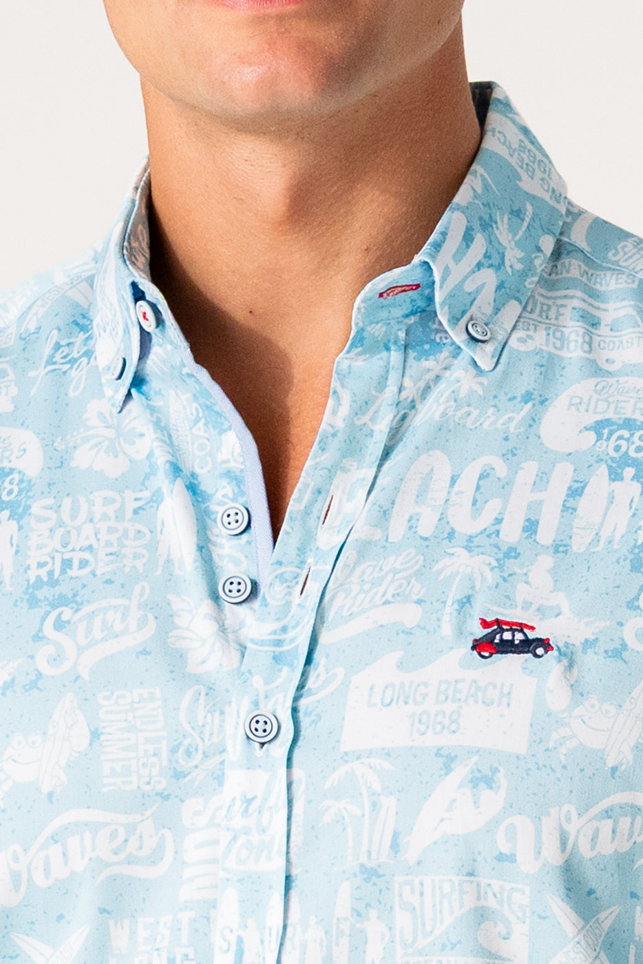 Camisa hombre con motivos playeros en tono celeste