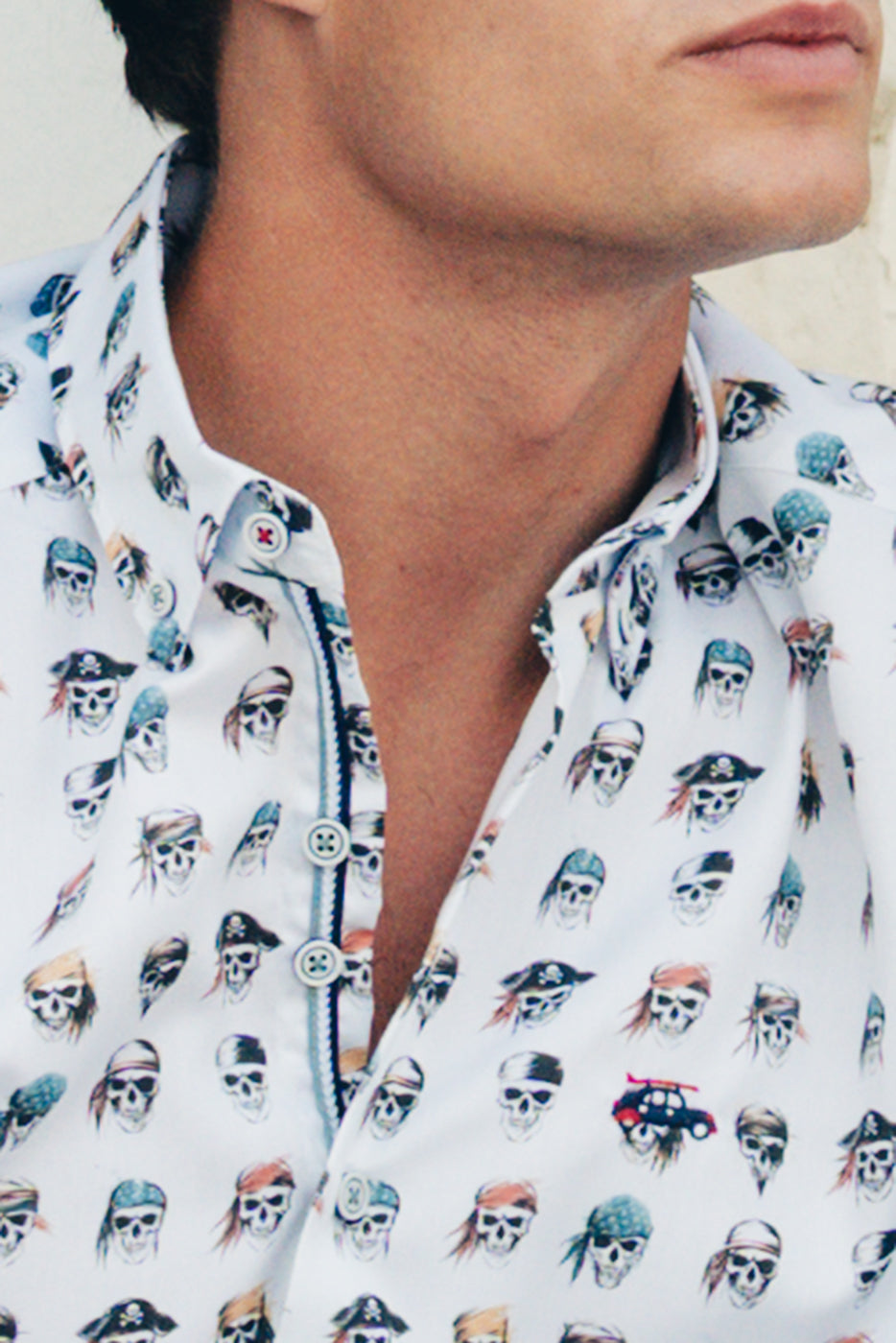 Camisa hombre slim fit estampado calaveras