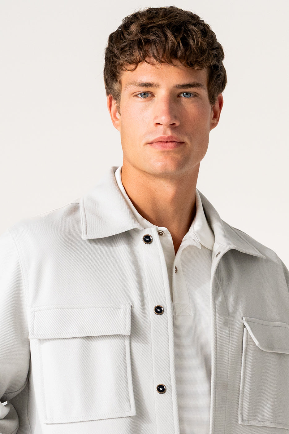 Sobrecamisa hombre blanca con bolsillos con tapa