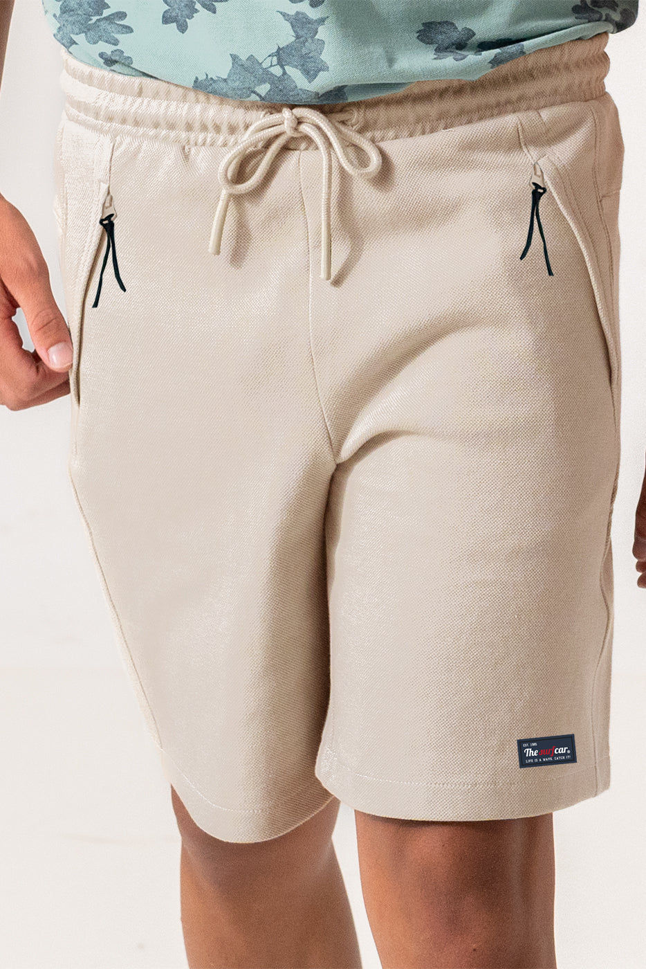 Bermuda estilo deporte beige bolsillos con cremallera