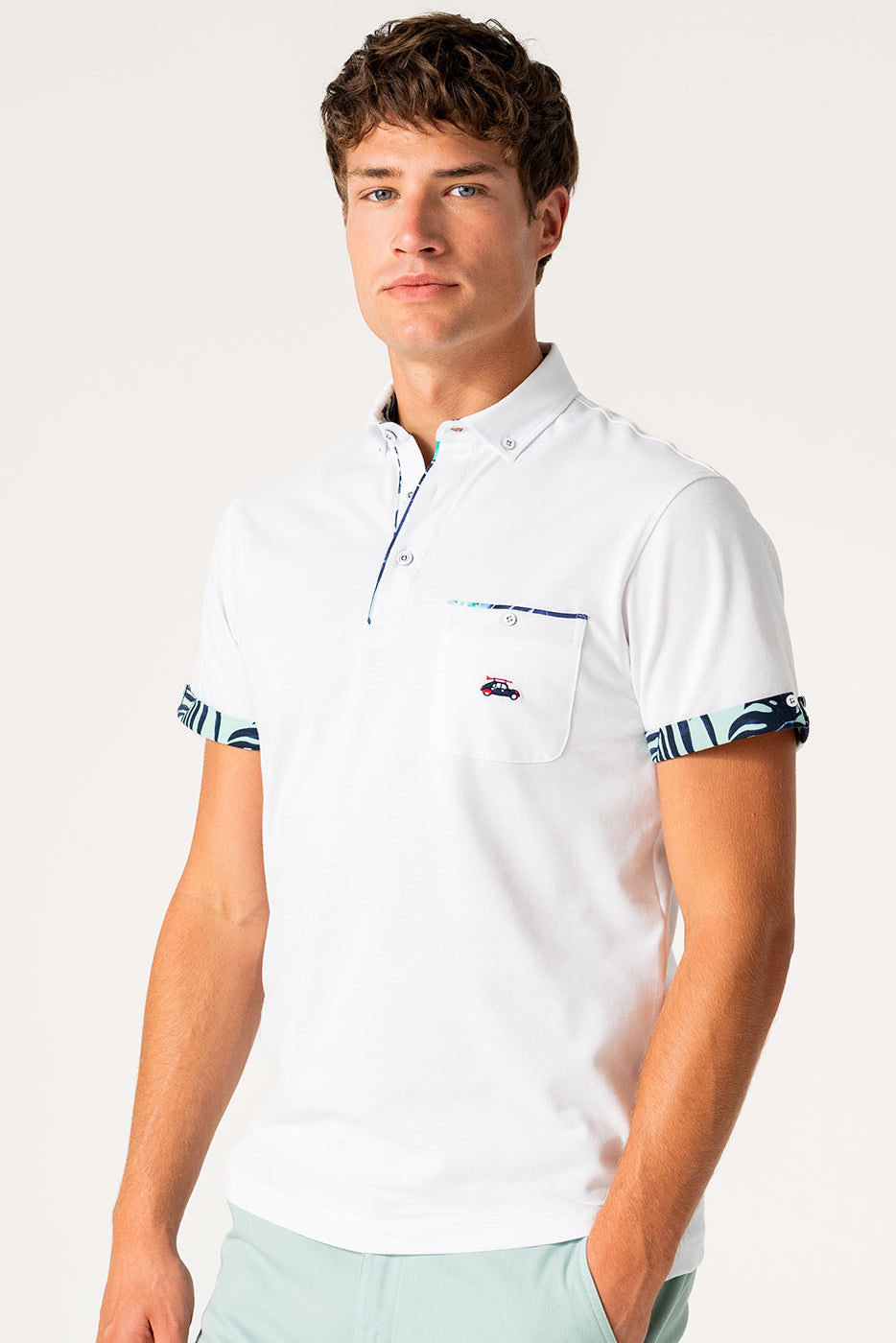 Polo hombre blanco con detalles estampados