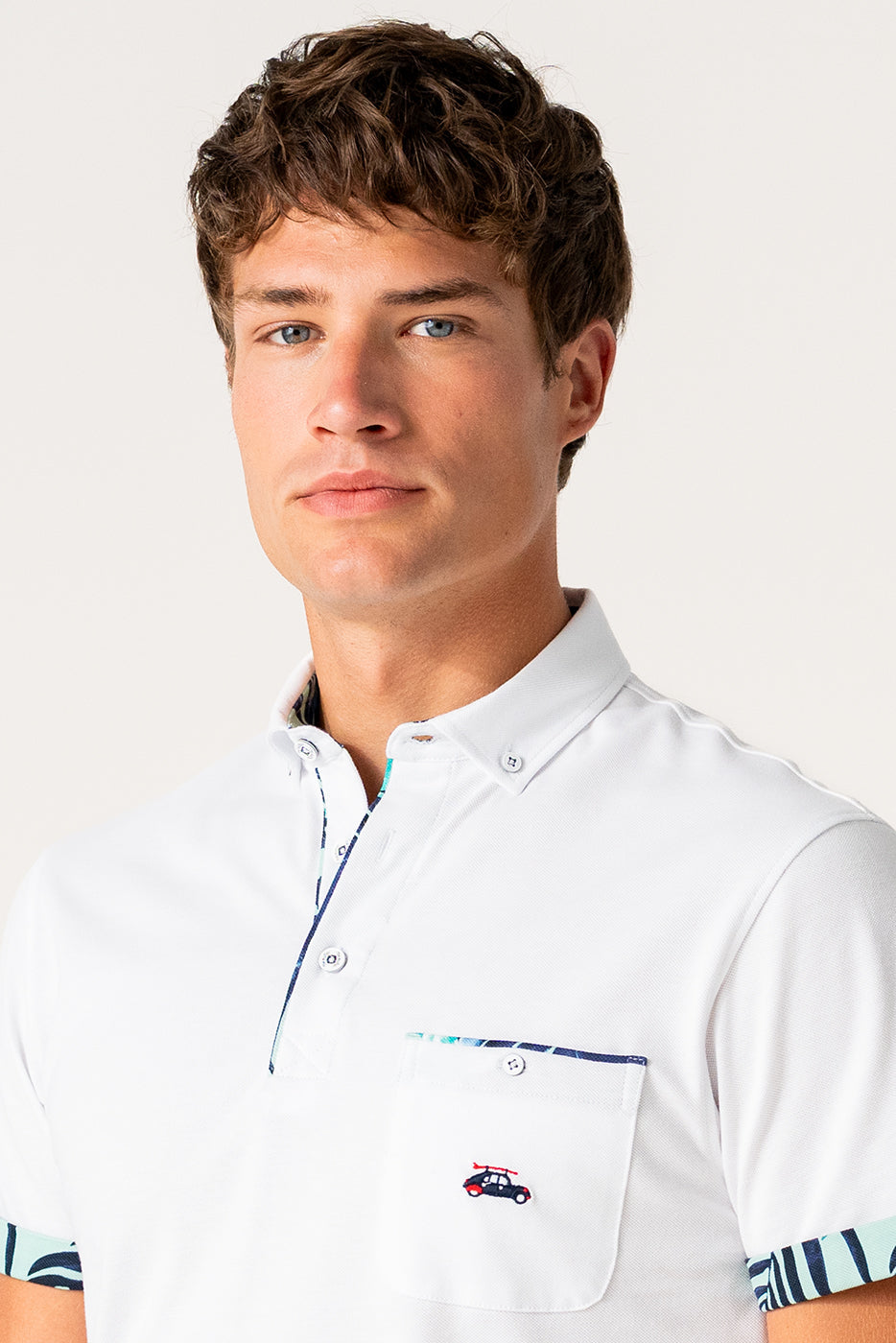 Polo hombre blanco con detalles estampados